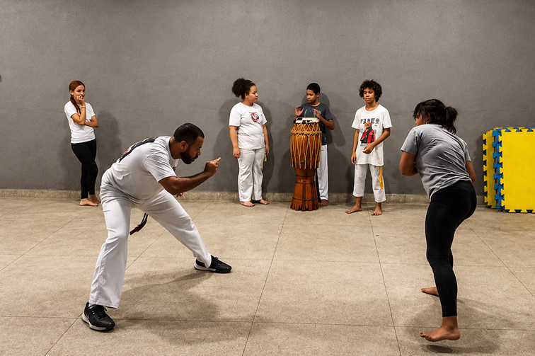 Roda de capoeira com atabaque em atividade formativa do ICID